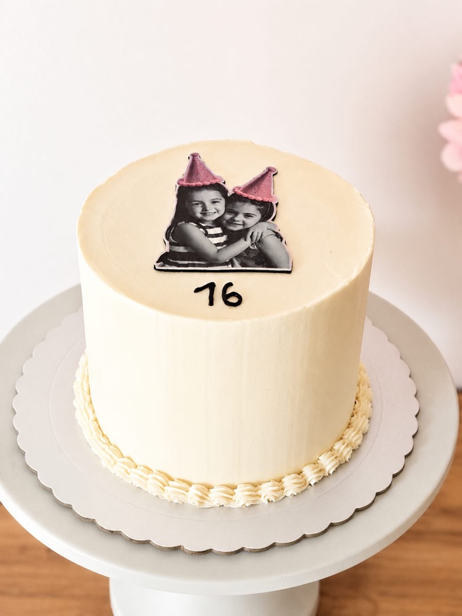 Tarta lisa en buttercream marfil con una fotografía en blanco y negro impresa