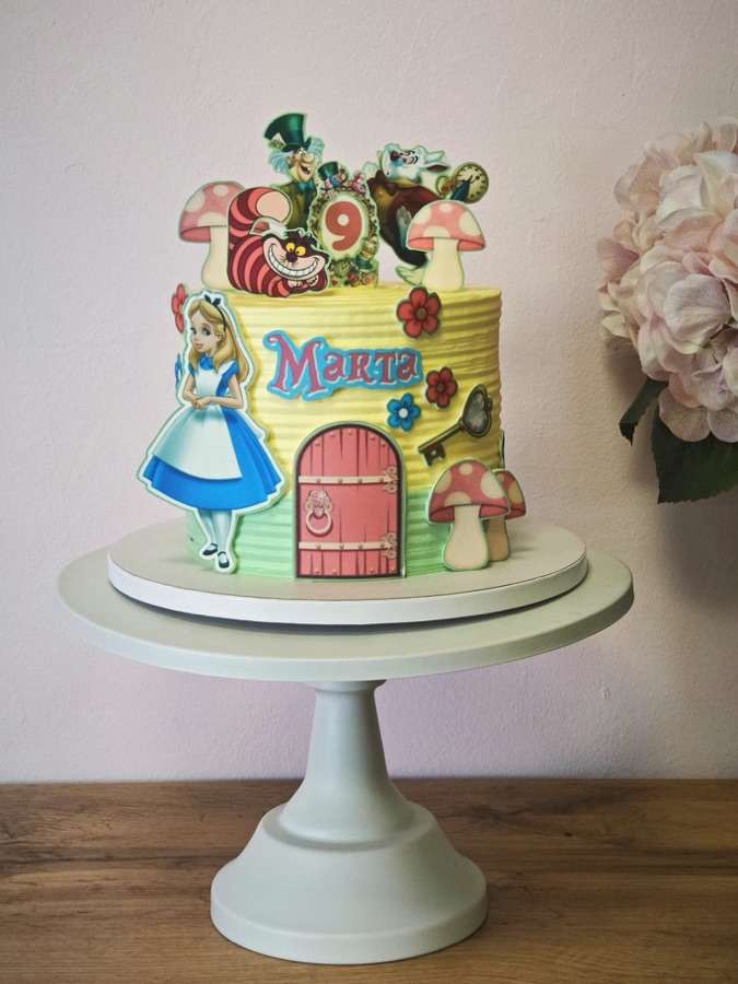 Tarta esculpida de Alicia en el País de las Maravillas con casa de setas y puerta