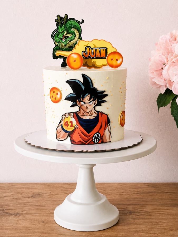 Tarta de Dragon Ball con Goku, las bolas de dragón y Shenron en la parte superior