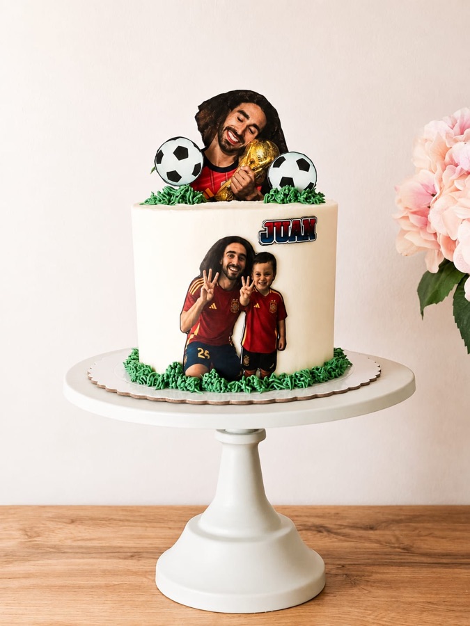 Tarta de fútbol con impresión comestible de una foto familiar y balones